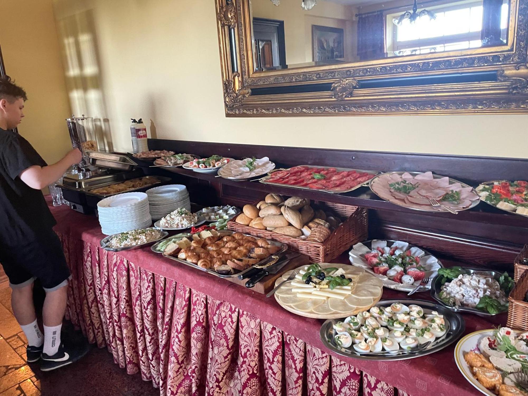 Avista Mielno Hotell Unieście Exteriör bild